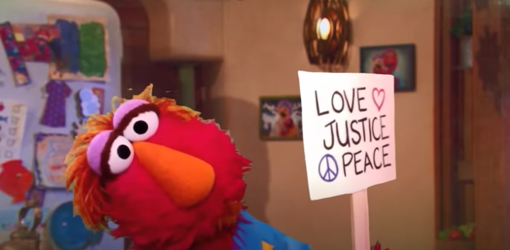 セサミストリートのエルモが質問 レイシズムってなに 父の答えがわかりやすい 動画 ハフポスト