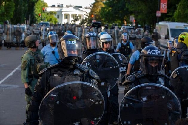 アメリカの警察はなぜ軍事化しているのか デモ参加者に暴力を振るう背景にあるもの ハフポスト