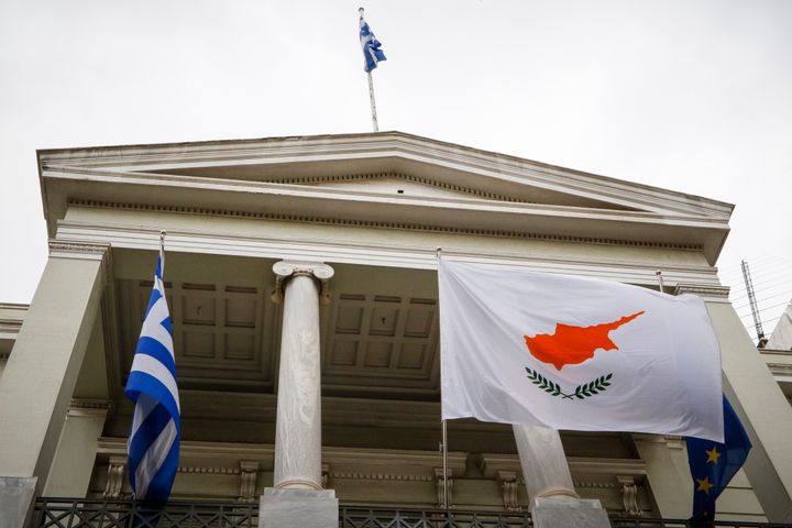 Φωτογραφία αρχείου. Ελληνικό ΥΠΕΞ με τη σημαία της Κυπριακής Δημοκρατίας 