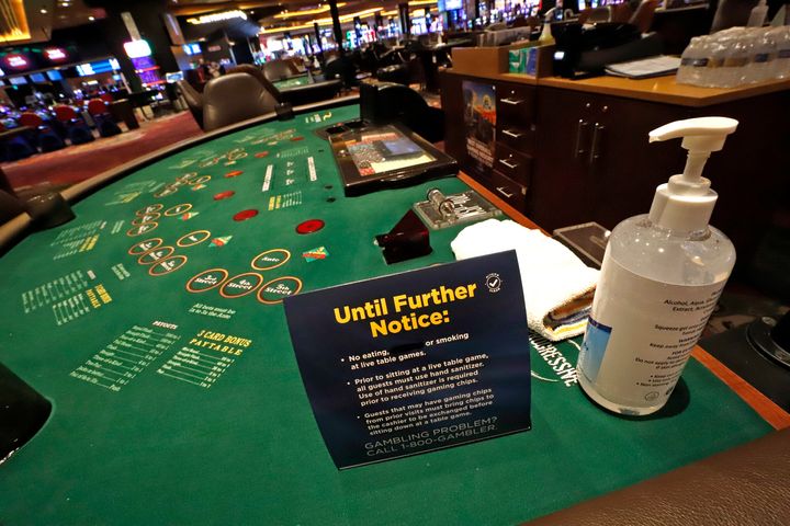 Τα καζίνο στο Πίτσμπουργκ των ΗΠΑ περιμένουν τους τζογαδόρους με αντισηπτικό στο τραπέζι και ενημερώσεις περί απαγόρευσης καπνίσματος και φαγητού. Το ποντάρισμα των πιο ριψοκίνδυνων κόντρα στην πανδημία, συνεχίζεται.
