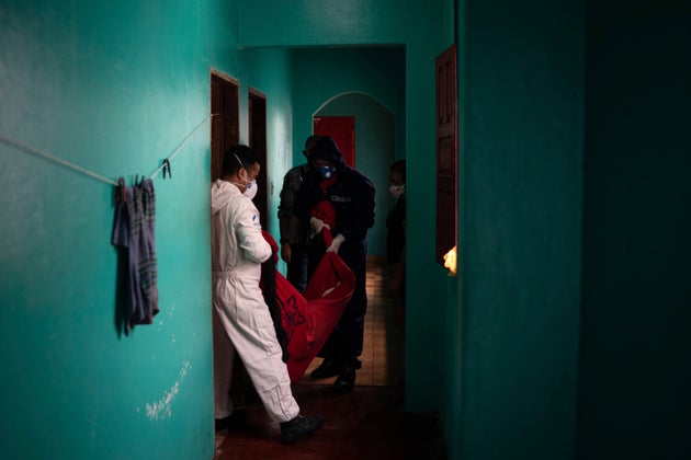 Διακομιδή ασθενούς από νοσηλευτικό προσωπικό μέσα σε αιώρα (Βραζιλία) 