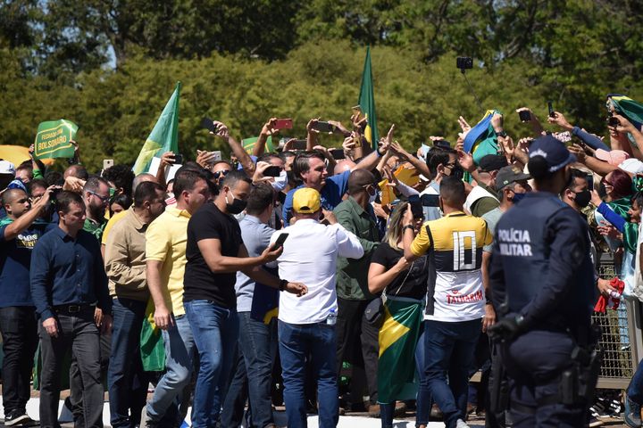 Και στο μεταξύ ο Μπολσονάρο, πρόεδρος της Βραζιλίας διοργανώνει φιέστες με υποστηρικτές του. 