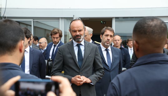 Après les annonces de Castaner, Philippe rencontre des policiers à