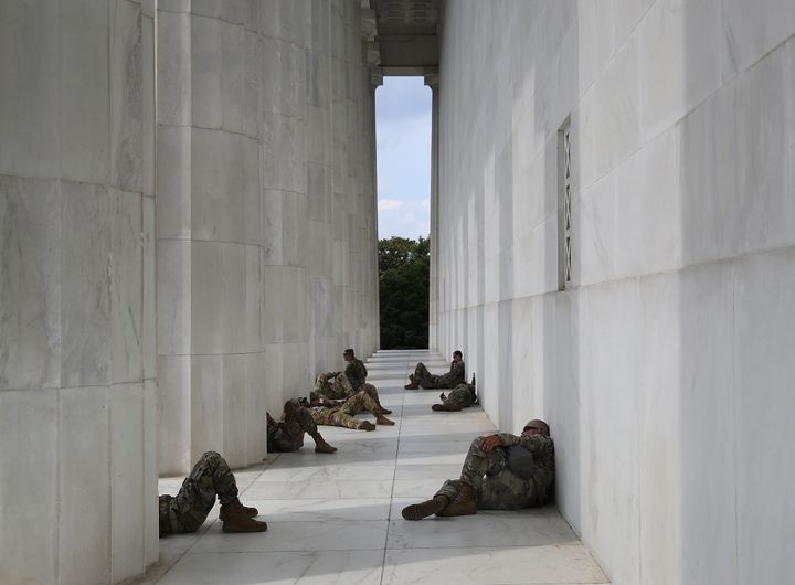 Μέλη της Εθνοφρουράς της Ουάσιγκτον ξαποσταίνουν στο Μνημείο το Λίνκον 