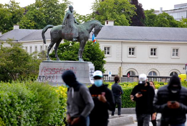 '암살자'라는 낙서로 뒤덮인 레오폴드 2세의 동상. 누군가 콩고민주공화국의 국기를 걸어뒀다. 브뤼셀, 벨기에. 2020년