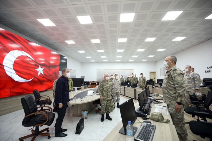 6 Ioυνίου 2020. Ο Τούρκος υπουργός Αμυνας Χουλουσί Ακάρ απευθύνεται στους επιτελάρχες της χώρας του εν καιρώ κορονοϊού... (Photo by Arif Akdogan/Anadolu Agency via Getty Images)