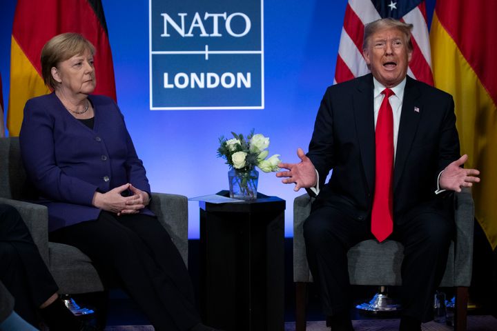 4 Δεκεμβρίου 2019. Μέρκελ και Τραμπ σε κοινές δηλώσεις στη σύνοδο κορυφής του ΝΑΤΟ, στη Βρετανία. Η επιεικώς μέτρια «χημεία» τους, μέσα από ένα καρέ.(AP Photo/ Evan Vucci)