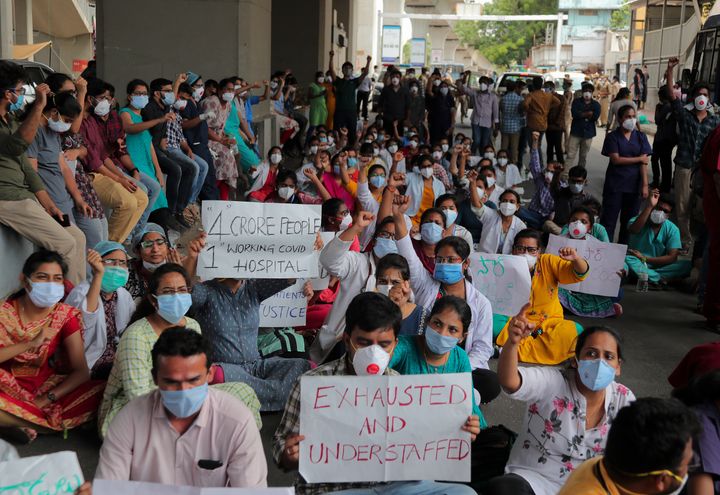 Διαμαρτυρία γιατρών σε κρατικό νοσοκομείο στην Ινδία μετά και την επίθεση σε βάρος γιατρού. Το προσωπικό όμως ζητά επίσης ενίσχυση σε ανθρώπινο δυναμικό. 