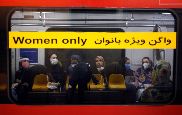"Μόνο γυναίκες" σε βαγόνι του μετρό στο Ιράν που μετά την άρση των περισσότερων περιοριστικών μέτρων είδε και μεγάλη αύξηση στον αριθμό κρουσμάτων και θανάτων. 