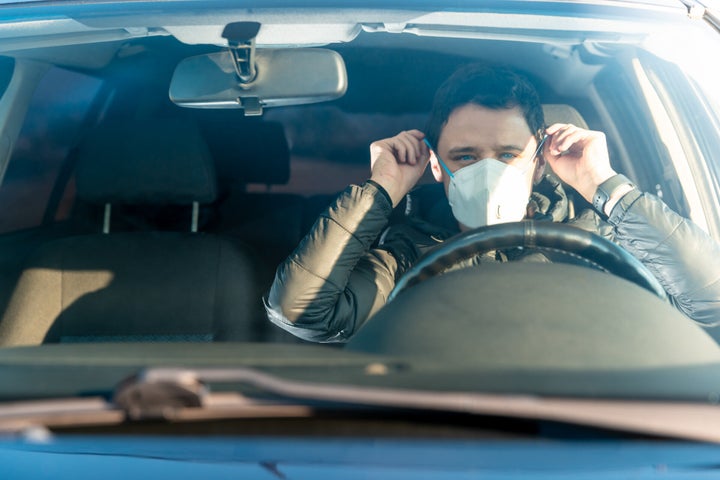 Un hombre coge el coche con mascarilla