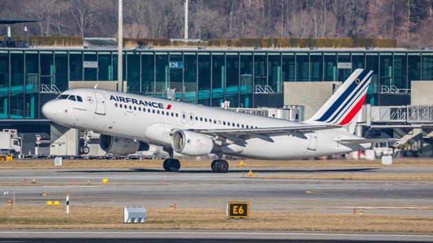 La Sncf Et Air France Annulent Billets De Train Et Vols Faute