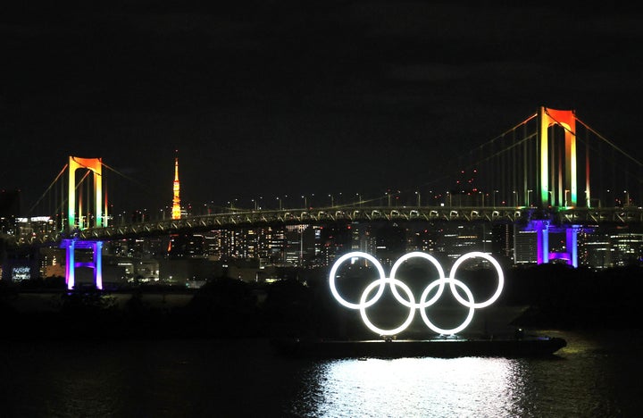 「東京アラート」が解除され、虹色にライトアップされたレインボーブリッジ＝6月11日夜、東京都港区