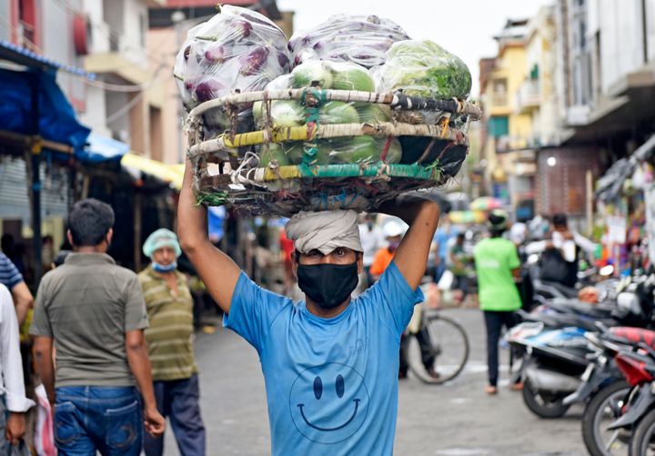 A migrant labour wears a preventive face mask amid coronavirus in Kolkata, India, 11 June, 2020. 