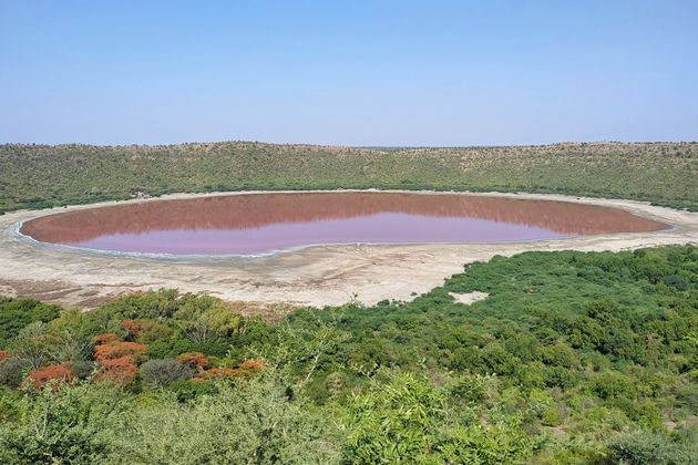 Ινδία: Λίμνη 50.000 ετών έγινε ροζ και οι επιστήμονες δεν μπορούν να καταλάβουν