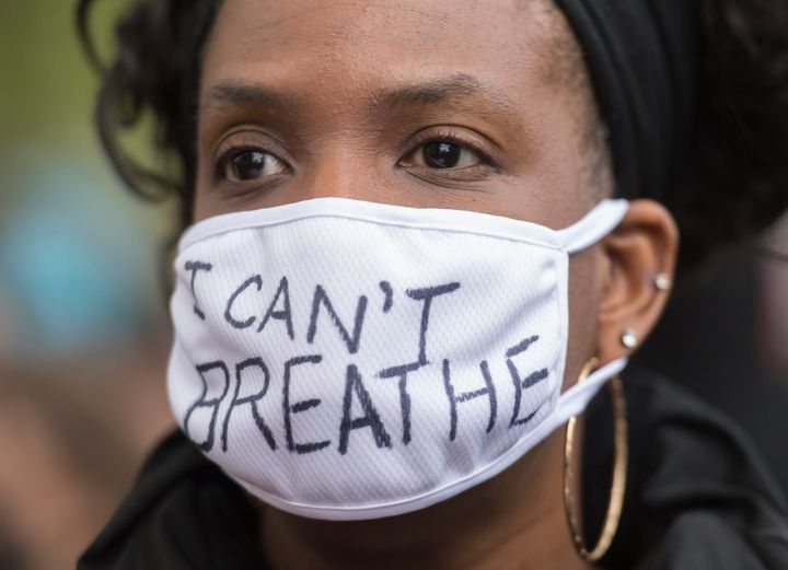 Une femme lors d'une manifestation anti-racisme à Montréal