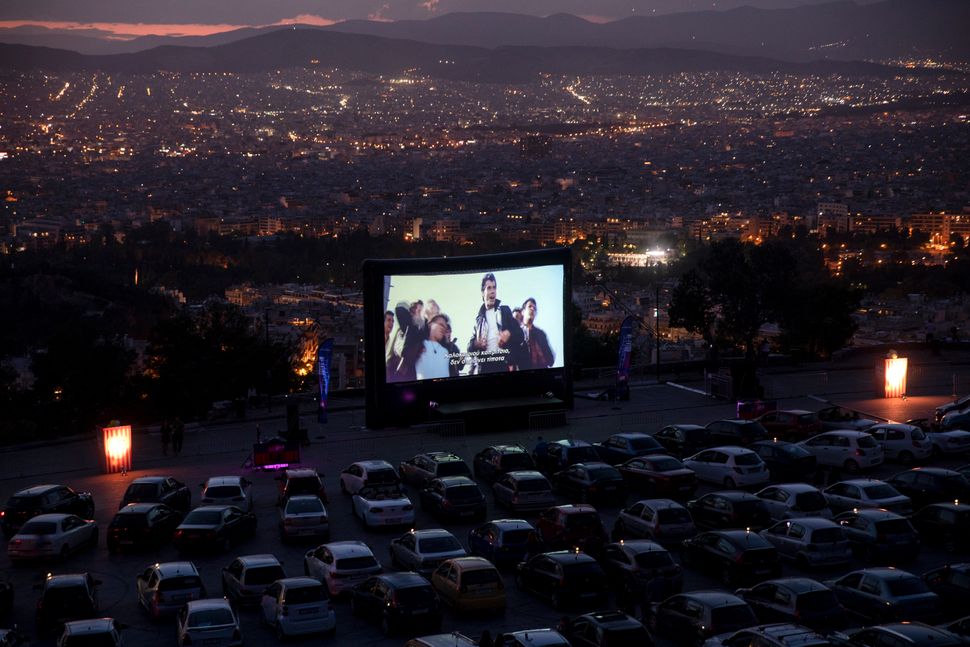 Βλέποντας το "Grease" στο Drive in κινηματογράφο στον Λυκαβητό. (AP Photo/Yorgos Karahalis)