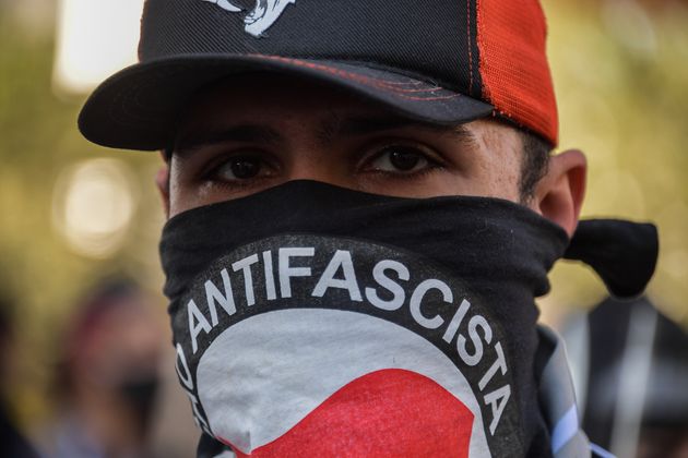 Símbolo do movimento Antifa passou a ser usado no Brasil em protestos contra o governo