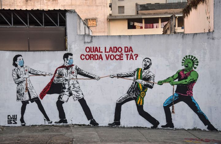 "Εσύ από ποια πλευρά του σκοινιού είσαι". Γκράφιτι στη Βραζιλία που επικρίνει την πολιτική του προέδρου Μπολσονάρου για την εξάπλωση της πανδημίας