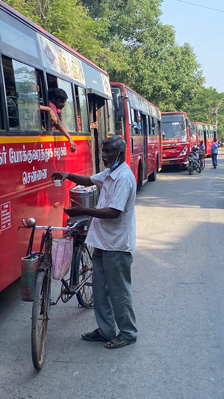 A tea vendor distributing tea to migrant workers in Chennai.