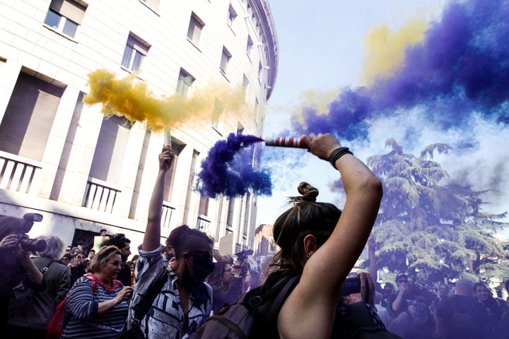 Imagen de archivo de integrantes de grupos feministas en una protesta a favor de los derechos de las personas LGTBI.