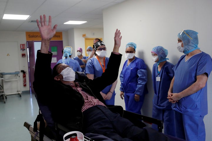 Un paciente de coronavirus curado sale del hospital, en EEUU.