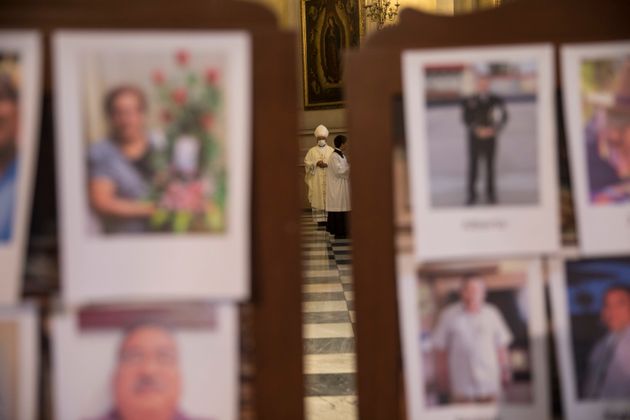Δέηση για τους νεκρούς σε εκκλησία της Λίμας του Περού με τις φωτογραφίες τους στα στασίδια. 