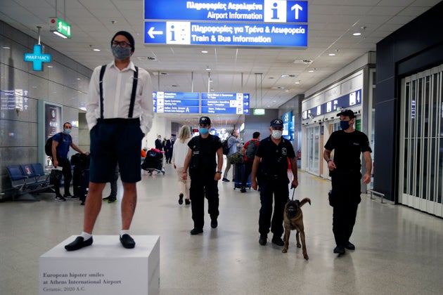 Οι πρώτοι ταξιδιώτες φτάνουν στο Αεροδρόμιο Ελ. Βενιζέλος στις 15 Ιουνίου. (AP Photo/Thanassis Stavrakis)
