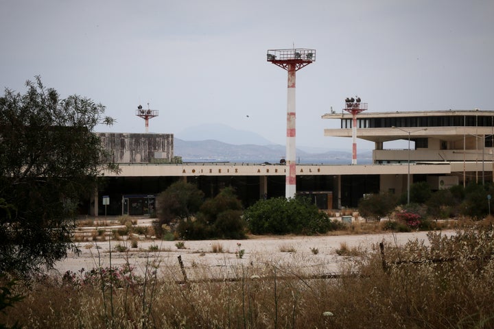 Ελληνικό - Ξεκινά η κατεδάφιση των κτιρίων του Παλαιού Αεροδρομίου