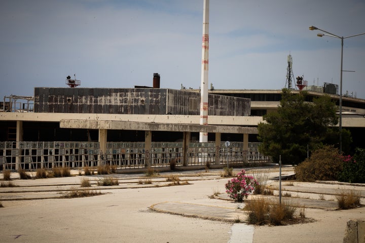 Ελληνικό - Ξεκινά η κατεδάφιση των κτιρίων του Παλαιού Αεροδρομίου