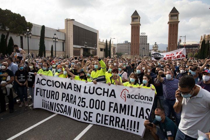 Trabajadores de Nissan se manifiestan contra el cierre.