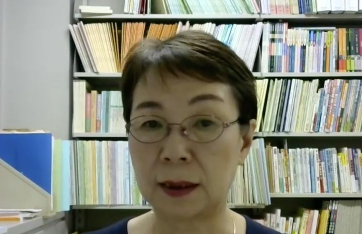 オンラインで取材に答える川村学園女子大学教育学部の内海崎貴子教授