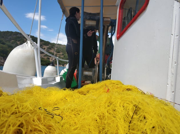 Bουτώντας στους πλαστικούς υφάλους και τις χωματερές των ελληνικών