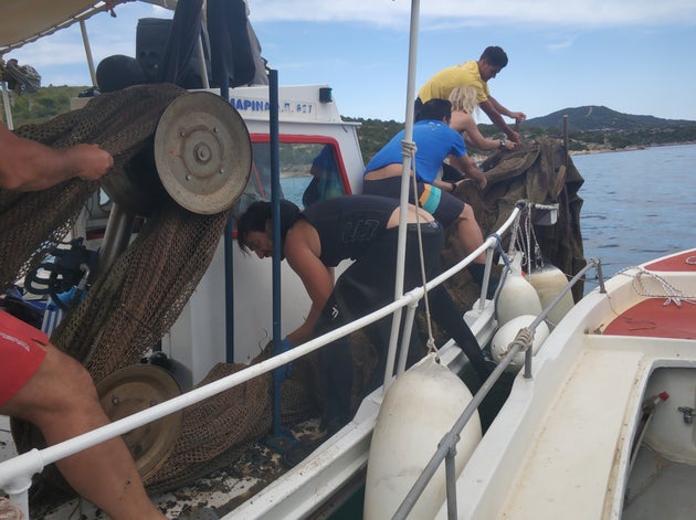 Bουτώντας στους πλαστικούς υφάλους και τις χωματερές των ελληνικών