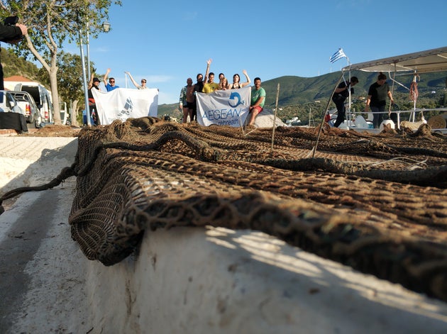Bουτώντας στους πλαστικούς υφάλους και τις χωματερές των ελληνικών