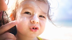 ¿Protege igual una crema solar de marca blanca que una de