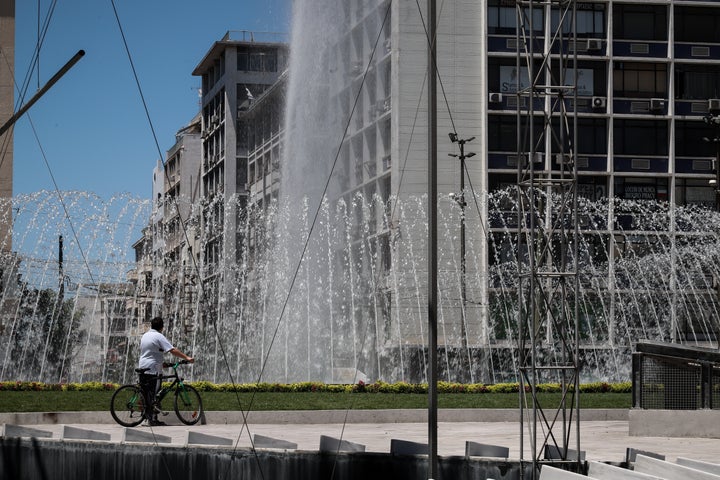 Στιγμιότυπα ζέστης στο κέντρο της Αθήνας