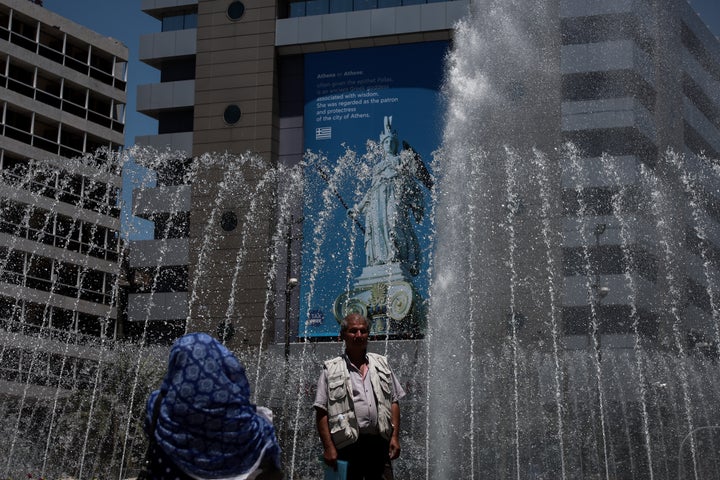 Στιγμιότυπα ζέστης στο κέντρο της Αθήνας