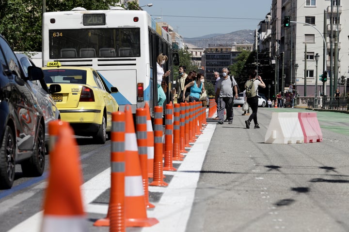 Αυξημένη κίνηση στο κέντρο της Αθήνας λόγω των έργων στην οδό Πανεπιστημίου για τον Μεγάλο Περίπατο. 