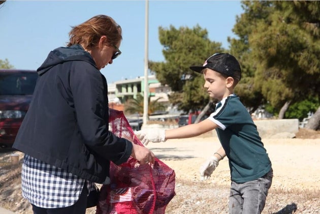 Bουτώντας στους πλαστικούς υφάλους και τις χωματερές των ελληνικών