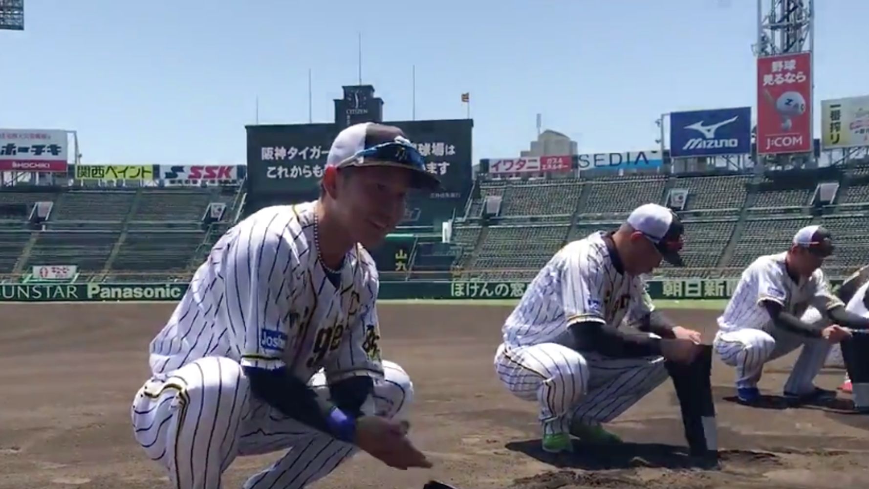 阪神の選手ら“サイレン“とともに「甲子園の土」を集める。全国の高校