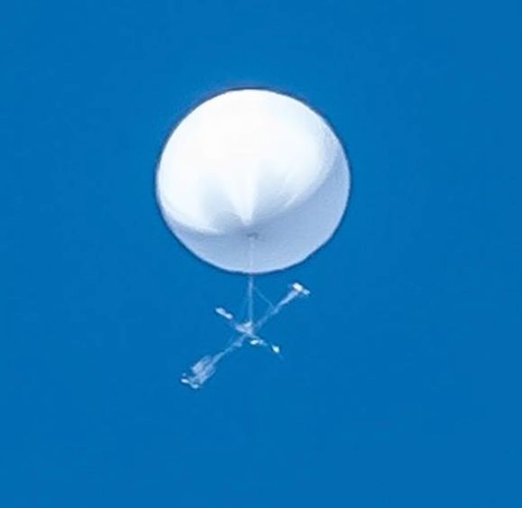 2020年6月17日に仙台市上空を浮遊していた白い飛行物体（仙台市天文台のインスタグラムより）
