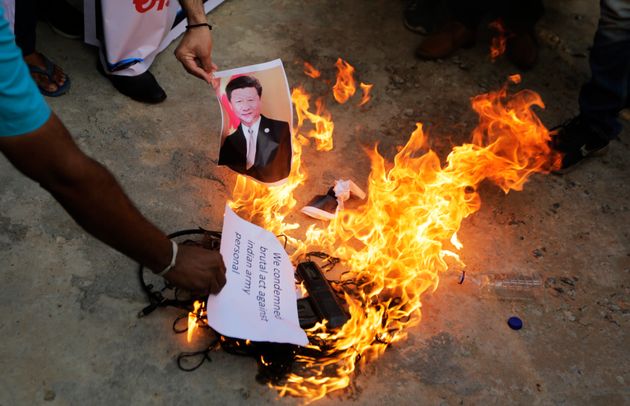 중국 규탄 시위 중 시진핑 중국 주석의 사진을 불태우는 인도 남성. 인도 아메다바드. 2020. 6.