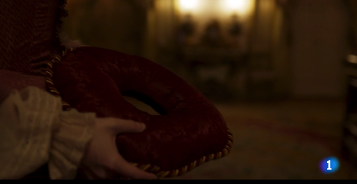 El cojín de Fernando VII en 'El ministerio del tiempo' (TVE).