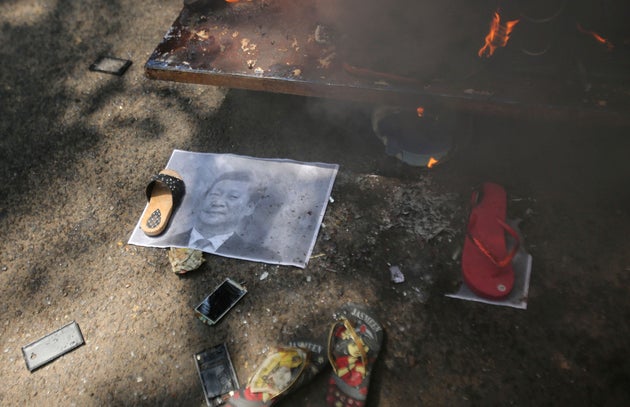Φωτογραφία του Κινέζου προέδρου Σι Τζινπίνγκ και κινεζικής κατασκευής τηλέφωνα σε διαδήλωση κατά της Κίνας στο Τζαμού της Ινδίας. 