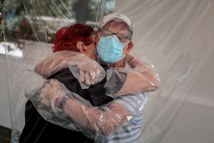 Una interna en una residencia de mayores abraza a su sobrino a través de un plástico habilitado para que los familiares se puedan dar su primer abrazo desde hace tres meses, debido al estado de alarma decretado por la pandemia del coronavirus.