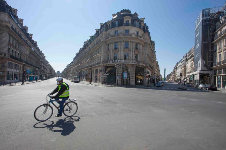 新型コロナウイルスの影響で外出禁止令が発布された時のパリの様子。(Photo by: HUMBERT/BSIP/Universal Images Group via Getty Images)