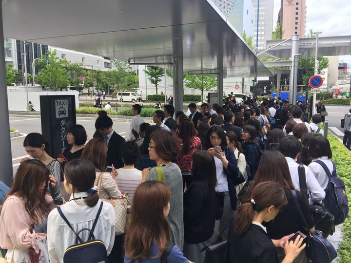 交通網が乱れ、JR大阪駅前のタクシー乗り場に並ぶ人々＝2018年6月18日、大阪市北区