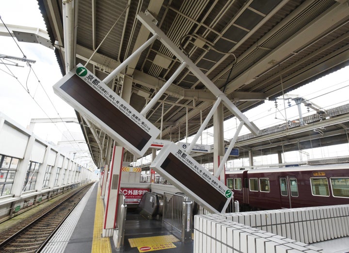 地震の影響で傾いた駅の電光掲示板＝2018年6月18日、大阪府茨木市の阪急茨木市駅