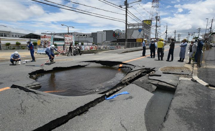 地震で陥没した道路＝2018年6月18日午後、大阪府高槻市