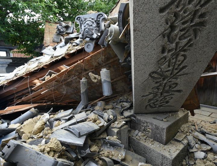 地震で倒壊した寺の門＝2018年6月18日、大阪府茨木市